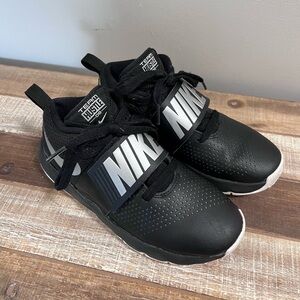 Nike Team Hustle D 8 basketball shoes youth 3.5